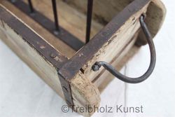 alte kiste aus holz metall