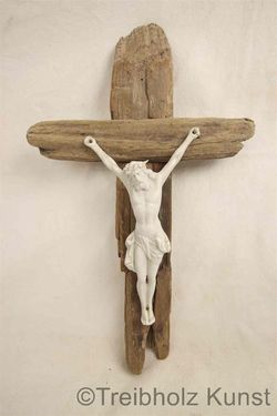 kruzifix aus rustikalem Holz