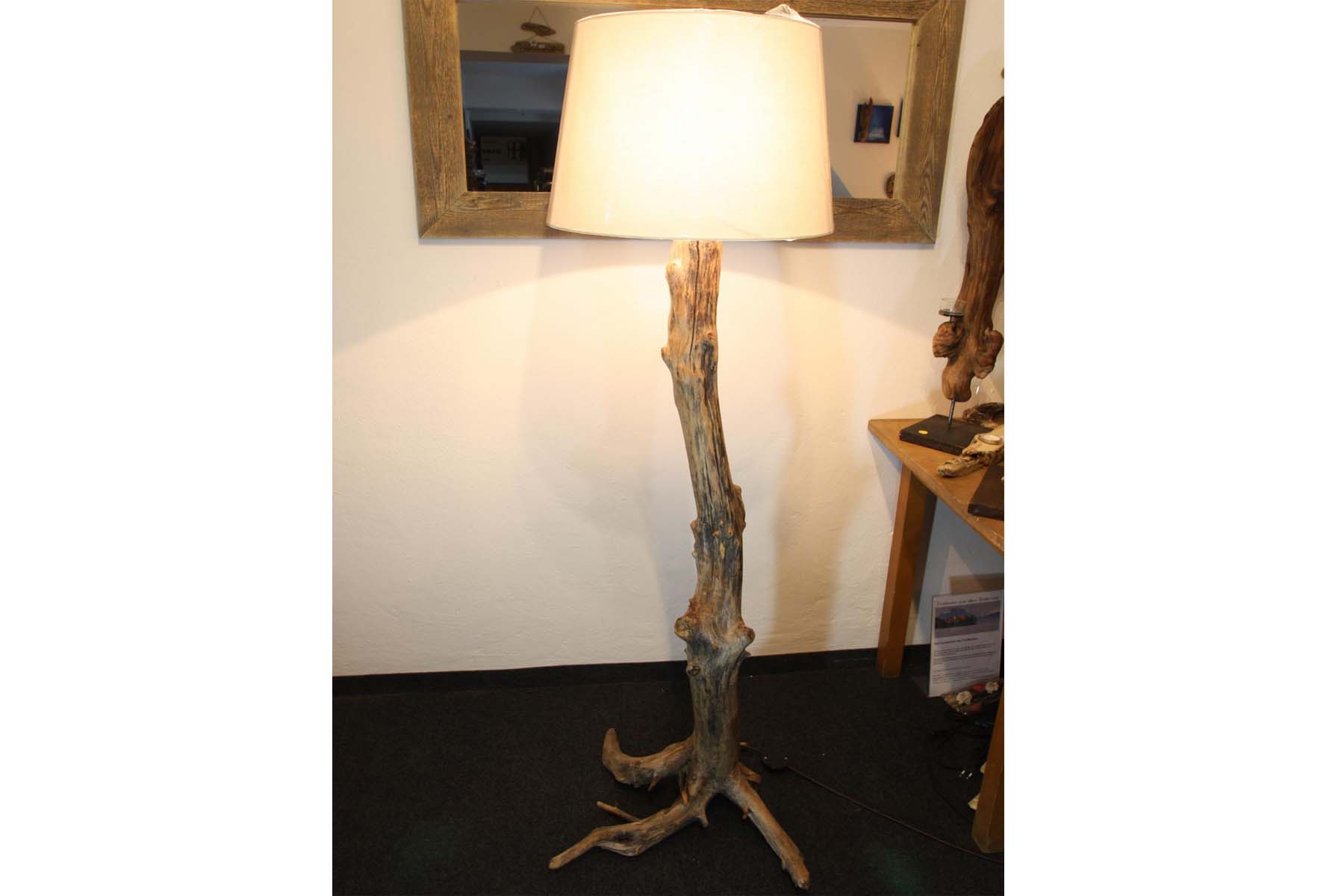 Treibholz Stehlampe mit Schirm - www.treibholz-bodensee.de - Tisch ... Treibholz Stehlampe mit Schirm - www.treibholz-bodensee.de - Tisch ...